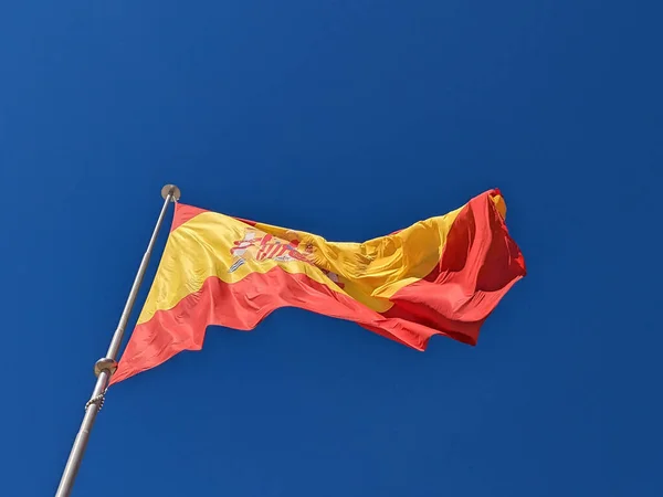 Spaanse Nationale Vlag Wapperend Blauwe Lucht Achtergrond Vlag Vlaggenmast Wappert — Stockfoto
