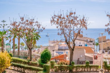 Dar sokakları, küçük parkı ve Akdeniz denizi olan pitoresk Villajoyosa köyünün manzarası. Alicante ili, Costa Blanca, İspanya.