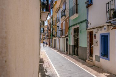 La Vila Joiosa, İspanya... 28 Mart 2023, Villajoyosa 'nın çok renkli evleri olan tipik rahat caddesi. Alicante ili, İspanya.