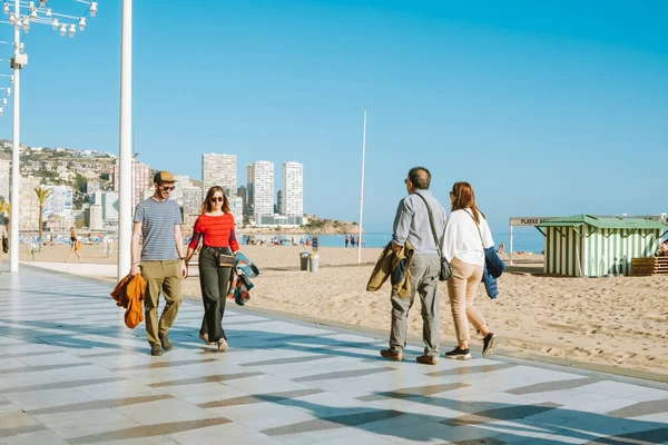 Бенидорм Испания Апреля 2023 Года Люди Идут Вдоль Набережной Пляжа — стоковое фото