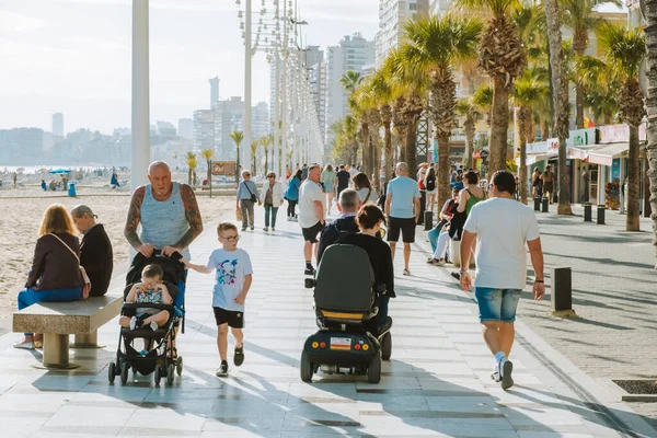 Benidorm España Abril 2023 Gente Relajada Caminando Por Paseo Marítimo — Foto de Stock