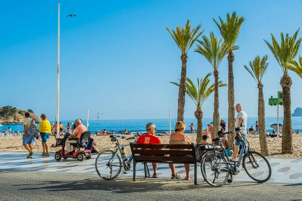 Benidorm Spanien April 2023 Entspannte Menschen Spazieren Der Strandpromenade Von — Stockfoto