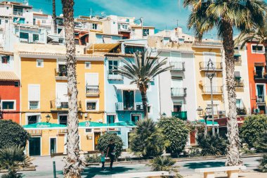 La Vila Joiosa, İspanya... 28 Mart 2023: renkli evleri olan güzel Villajoyosa kasabası. Villajoyosa İspanya 'nın Valensiya Topluluğu' nun Alicante ilindeki Akdeniz kıyısında küçük bir kasabadır..