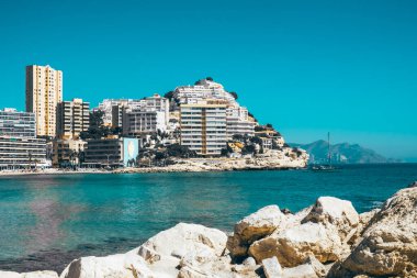 Finestrat plajına, Benidorm şehrine ve Akdeniz 'e bakın. Finestrat İspanya 'nın Valensiya Topluluğu' nun Alicante ilinin Marina Baixa ilçesine bağlı belediyesi..