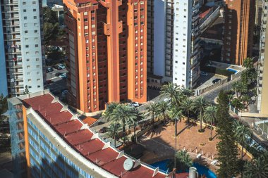 Benidorm şehri manzarası ve yukarıdan Akdeniz, Alicante ili, İspanya. Costa Blanca 'daki Benidorm popüler İspanyol tatil beldesi.