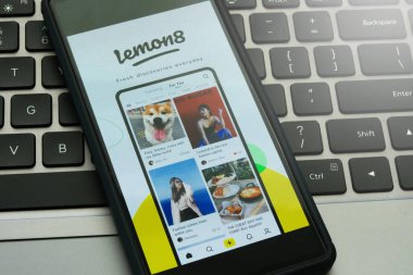 Benidorm, İspanya - 08 Nisan 2023: Lemon8 uygulamalı akıllı telefon ekranı. Lemon8, Instagram ve Pinterest, video ve fotoğraf paylaşım sosyal medya uygulamalarının karışımına benzeyen fotoğraf tabanlı bir uygulamadır..