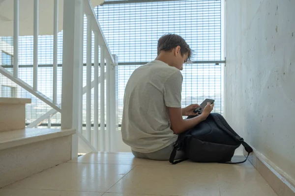 Triste Adolescente Con Teléfono Móvil Mochila Sentado Las Escaleras Adolescente — Foto de Stock