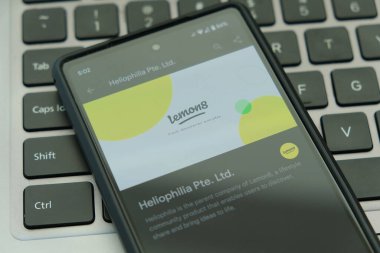 Benidorm, İspanya - 08 Nisan 2023: Lemon8 uygulamalı akıllı telefon ekranı. Lemon8, Instagram ve Pinterest, video ve fotoğraf paylaşım sosyal medya uygulamalarının karışımına benzeyen fotoğraf tabanlı bir uygulamadır..
