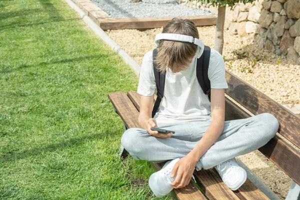 Adolescente Sentado Aire Libre Usando Teléfono Inteligente Para Escuchar Música — Foto de Stock