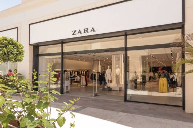 Orihuela Costa, Alicante, İspanya - 12 Nisan 2023: ZARA reklam levhası mağaza girişinin üstünde. Zara, erkekler, kadınlar ve çocuklar için çok uluslu moda perakendecisi..