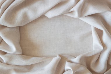 Beyaz buruşmuş kumaş dokusu arka planı. Beyaz dalgalı keten organik eko tekstil tuval arka plan. Üst Manzara. Üst görünüm