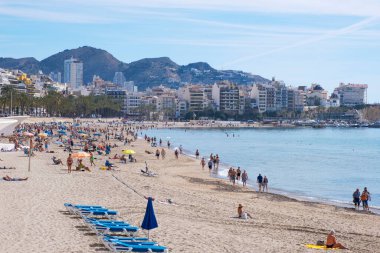 Benidorm, İspanya, 12 Mart 2020. Benidorm, Alicante, İspanya 'da plajın tadını çıkaran turistler.