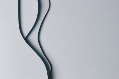 Soyut renkli kağıt dokusu arkaplanı. Asgari kağıt, geometrik şekil katmanları ve pastel mavi renk çizgileriyle stil kompozisyonu keser. Üst görünüm.