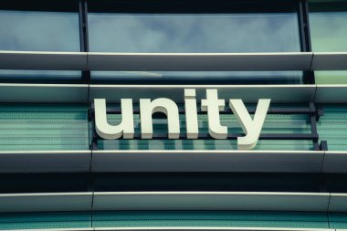Vilnius, Litvanya - 9 Kasım 2022: ofis binasının birlik logosu. Unity Technologies, ABD 'li bir bilgisayar oyunu yazılım geliştirme şirketidir..