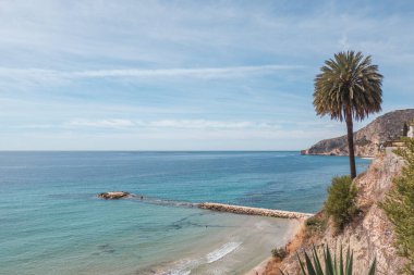 Akdeniz manzarası, beyaz kum plajı, Calpe, Alicante vilayetinde doğal park dağları, Valensiyalı Topluluğu, İspanya.