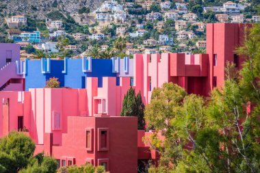 Dağlarla ve modern binalarla Calpe 'a panoramik bir manzara. La Muralla Roja kırmızı duvarları. Calp, Alicante ili, Valensiyalı Topluluğu, İspanya.