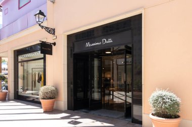Massimo Dutti mağazası. Massimo Dutti, Inditex grubunun bir parçası olan İspanyol hızlı moda perakendecisi. Orihuela Costa, Alicante, İspanya - 12 Nisan 2023.