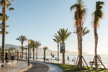 Albir, İspanya - 26 Nisan 2023: Ana gezinti güvertesi, sahil kıyısı ve Akdeniz manzaralı güzel Albir kasabasına bakın. Albir, İspanya 'nın Alicante eyaleti Altea ve Benidorm arasında küçük bir tatil kentidir..