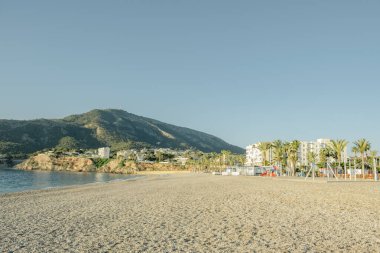 Ana bulvar gezinti alanı, sahil kıyısı ve Akdeniz manzaralı güzel Albir kasabasına bakın. Albir, İspanya 'nın Alicante eyaleti Altea ve Benidorm arasında küçük bir tatil kentidir..