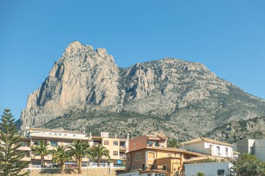 Puig Campana Dağı 'nın güzel manzarası ve İspanya' nın Alicante eyaletindeki eski bir kasaba..