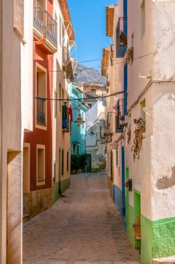 Finestrat, Alicante bölgesi, İspanya. Güneşli bir günde küçük Finestrat köyünün güzel, sessiz dar caddesi..