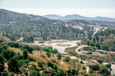 Güzel eski kasabası, modern evleri, yolları, dağları olan küçük bir köye bakın..