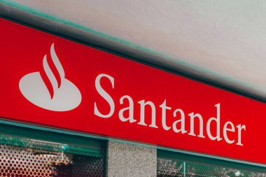 Benidorm, İspanya - 01 Mayıs 2023. Santander Bankası şubesinin Santander logosu. Santander Bank merkezi İspanya 'da bulunan küresel bir finans kurumudur..