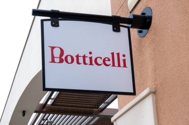 Botticelli ayakkabı dükkanında Botticelli logosu var. Botticelli 'deki ayakkabılar hem ulusal hem de uluslararası markaların önde gelen markalarından. Alışveriş merkezi Zenia Bulvarı, Orihuela Costa, İspanya - 12 Nisan 2023.