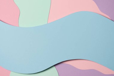 Soyut renkli kağıt dokusu arkaplanı. Asgari kağıt, geometrik şekil katmanları ve mavi, yeşil, mor ve pembe çizgilerle kompozisyonu keser.