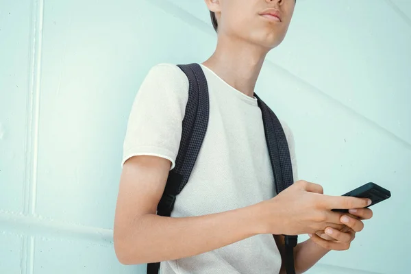 Tonårspojke Med Ryggsäck Och Mobiltelefon Utomhus Tonåring Bläddra Bland Sociala — Stockfoto