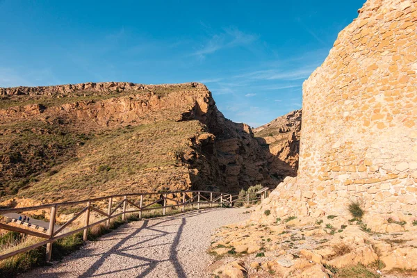 西班牙贝尼多姆Sierra Helada自然公园 地中海海岸景观 有高山悬崖和Les Caletes了望塔 也被称为Torre Seguro或Torre Punta Del Cavall — 图库照片