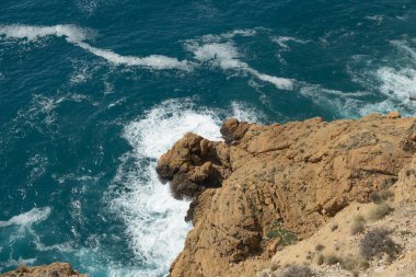 Albir deniz feneri, Serra Gelada Ulusal Parkı, Alicante Bölgesi, İspanya yakınlarından mavi turkuaz Akdeniz ve kayaların güzel hava manzarası.
