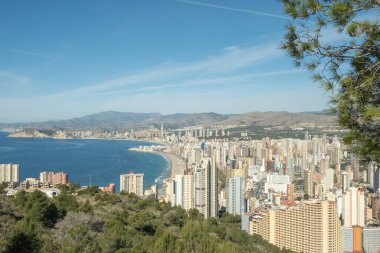 Serra Gelada Doğal Parkı 'ndan ünlü Benidorm tatil köyünün panoraması. Akdeniz kıyıları, Benidorm gökdelenleri, oteller ve arka planda dağlar. Alicante ili, İspanya.