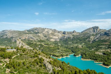 Guadalest rezervuarı ve Sierra de Serrella dağlarının panoramik manzarası. Guadalest, İspanya 'nın Alicante eyaletinin en güzel köylerinden biridir..