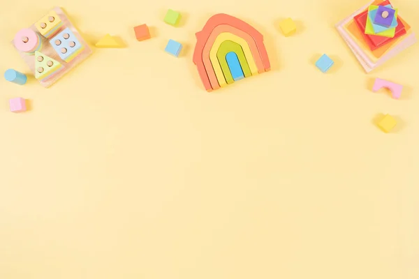 幼儿玩具横幅背景 木制教育 分类和堆放玩具在淡黄的背景上 — 图库照片