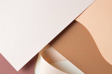 Soyut renkli kağıt dokusu arkaplanı. Minimum kağıt, bej ve kahverengi tonlarında geometrik şekil ve çizgilerin katmanları ile tarz kompozisyonu keser. Üst görünüm, alanı kopyala