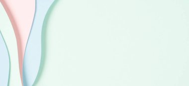 Soyut renkli kağıt dokusu arkaplanı. Minimum kağıt geometrik şekil katmanlarıyla kompozisyonu kesiyor ve pastel yeşil, pembe ve açık mavi renkte çizgiler çiziyor. Üst görünüm, alanı kopyala.