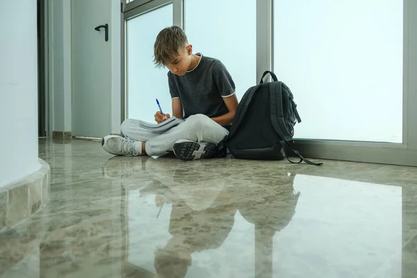 Adolescente Estudiante Con Ropa Casual Sentado Suelo Escritura Toma Notas — Foto de Stock
