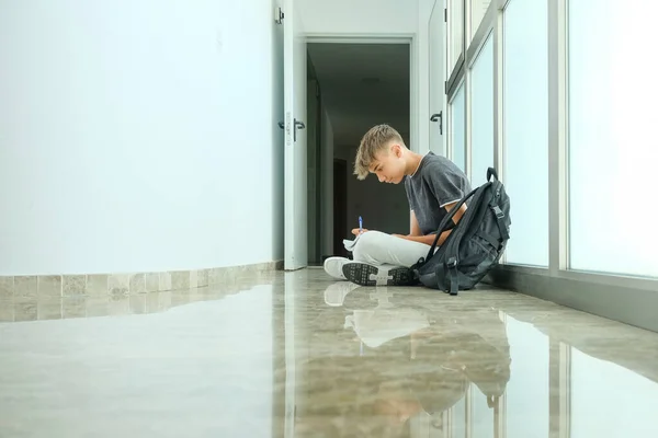 Teenager Student Lässiger Kleidung Sitzt Auf Dem Boden Und Schreibt — Stockfoto