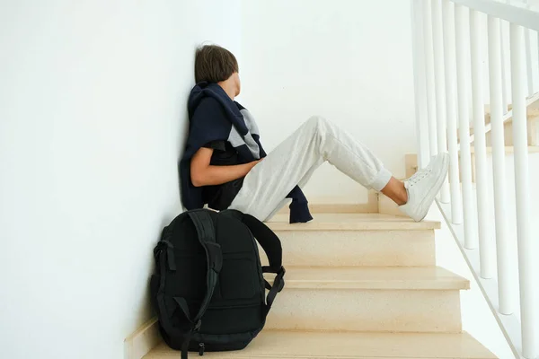 Adolescente Triste Frustrado Sentado Solo Las Escaleras Dificultades Aprendizaje Problemas — Foto de Stock