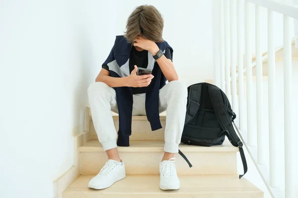 Adolescente Usando Smartphone Adolescente Infeliz Triste Frustrado Sentado Solo Las — Foto de Stock