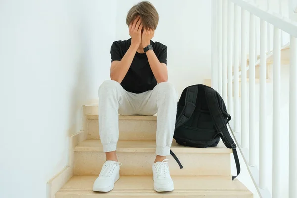 Adolescente Triste Frustrado Sentado Las Escaleras Sosteniendo Cabeza Dificultades Educativas — Foto de Stock