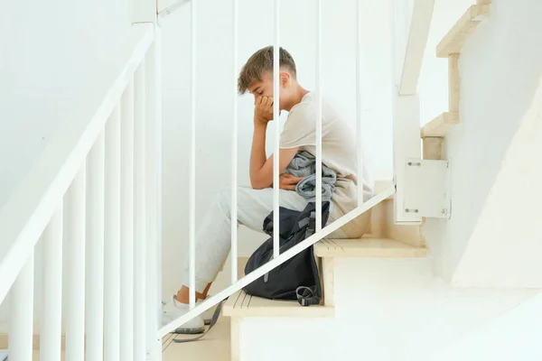Trauriger Frustrierter Teenager Mit Rucksack Der Allein Auf Der Treppe — Stockfoto