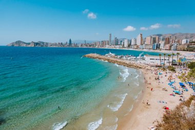 Benidorm, İspanya - 9 Nisan 2023: Playa Mal Pas plajı ve Benidorm Eski Kasabası 'ndan Faro del Puerto marinası