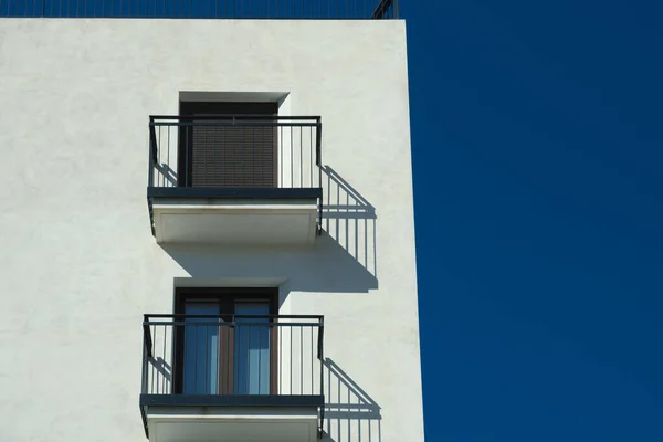 Fasad Modern Byggnad Med Två Balkonger Och Fönster Med Rullar — Stockfoto