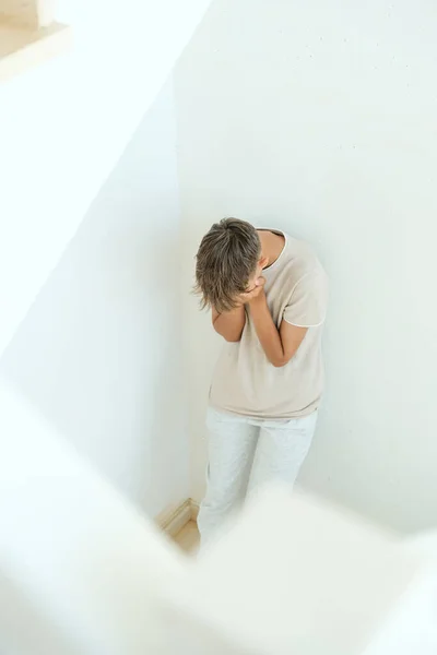 Szomorú Frusztrált Tinédzser Fiú Elrejti Arcát Amint Egyedül Áll Lépcsőn — Stock Fotó