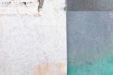 Eski grunge sökülmüş şehir sokak posterleri buruşmuş kağıt levha dokusu arka planı. Yırtılmış soluk kağıt arka plan levhası. Beyaz, gri, yeşil arkaplan.