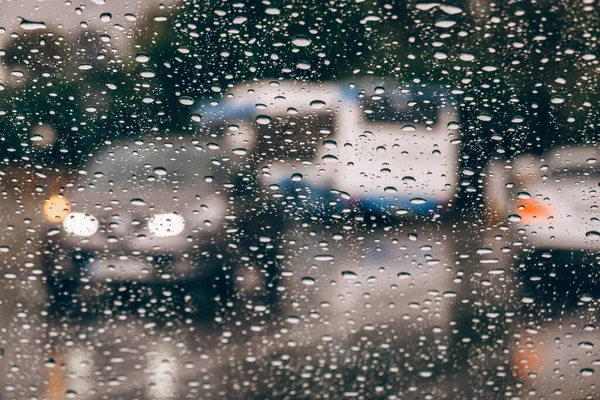 Regenstauf Bewegende Autos Und Busse Aus Dem Mit Regentropfen Bedeckten — Stockfoto