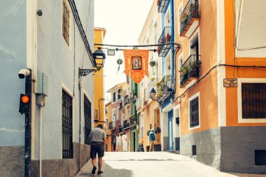 Çok renkli evleri olan güzel Villajoyosa caddesine bakın. Villajoyosa - Alicante Eyaleti 'nin kıyı kasabası, Valencia Community, İspanya, Akdeniz kıyısında. Villajoyosa, İspanya - 09 Mayıs 2023.