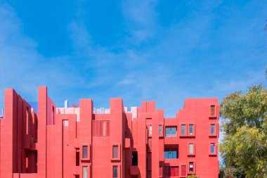 Geometrik kırmızı bina tasarımı. Kırmızı duvar, La Manzanera. Calpe, İspanya. La Muralla Roja kırmızı duvarları, La manzanera inşaatı, Calpe, İspanya.
